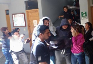 Sentencian seis meses en el calabozo a dos PNP coimeros - VIDEO Sentencian seis meses en el calabozo a dos PNP coimeros - VIDEO