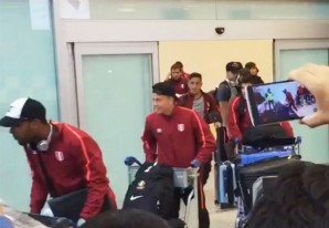 Selección peruana llegó a Lima entre aplausos de la afición - VIDEO Selección peruana llegó a Lima entre aplausos de la afición - VIDEO