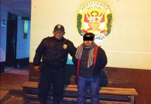 Un profe que tiene la mano larga y que le gusta que le den besitos Un profe que tiene la mano larga y que le gusta que le den besitos