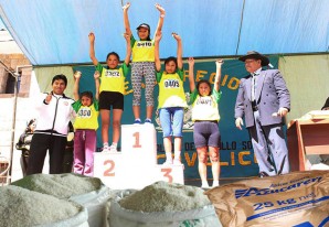 Gobernador premia a los atletas maratonistas con sacos de arroz, azúcar, atún y fideos Gobernador premia a los atletas maratonistas con sacos de arroz, azúcar, atún y fideos