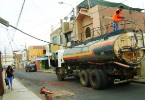 Chofer no calculó altura de su vehículo y trajo abajo línea de servicio eléctrico dándose a la fuga Chofer no calculó altura de su vehículo y trajo abajo línea de servicio eléctrico dándose a la fuga