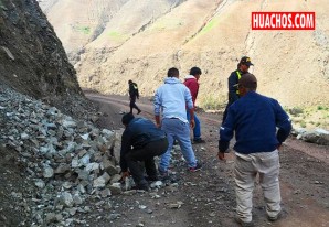 En el distrito de Tantará los pobladores comienzan a trabajar para limpiar la carretera | FOTOS En el distrito de Tantará los pobladores comienzan a trabajar para limpiar la carretera | FOTOS