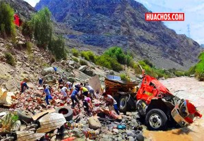 Se vuelca el trailer con mercaderias, en vez de ayudar a los heridos, saquean el vehículo Se vuelca el trailer con mercaderias, en vez de ayudar a los heridos, saquean el vehículo