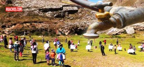 Pobladores huancavelicanos hacen una plegaria colectiva al dios Yaku (agua) Pobladores huancavelicanos hacen una plegaria colectiva al dios Yaku (agua)