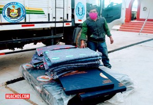 Muni Castrovirreyna hace entrega de frazadas y colchones en Huachos Muni Castrovirreyna hace entrega de frazadas y colchones en Huachos