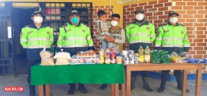 Buena labor social de la PNP Huamatambo, le dan la mano a un padre de familia Buena labor social de la PNP Huamatambo, le dan la mano a un padre de familia