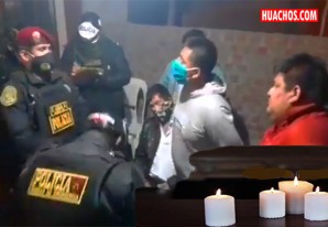 Velorio: Deudos sin mascarillas, tomando licor con el mismo vaso y una bulla de fiesta Velorio: Deudos sin mascarillas, tomando licor con el mismo vaso y una bulla de fiesta