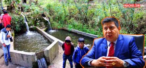 El rico gobernador huancavelicano no está enterado que su pueblo toma agua sin cloro El rico gobernador huancavelicano no está enterado que su pueblo toma agua sin cloro
