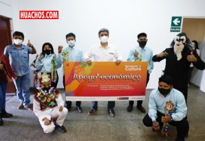 Alejandro Neyra llega a Ica con un poco de ayuda para los trabajadores de la cultura Alejandro Neyra llega a Ica con un poco de ayuda para los trabajadores de la cultura