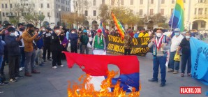 Comuneros de Huancavelica queman bandera chilena en signo de protesta Comuneros de Huancavelica queman bandera chilena en signo de protesta