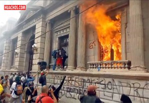 Cientos de manifestantes toman el Congreso de Guatemala y le prenden fuego | VIDEO Cientos de manifestantes toman el Congreso de Guatemala y le prenden fuego | VIDEO