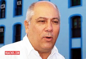 Ministro de Cultura cubano se agarra a "huaracazos" con manifestantes | VIDEO Ministro de Cultura cubano se agarra a "huaracazos" con manifestantes | VIDEO