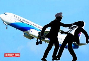 Un piloto chino y un azafato se agarran a "huaracazos" en pleno vuelo del avión Un piloto chino y un azafato se agarran a "huaracazos" en pleno vuelo del avión