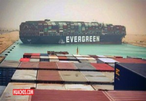 Autoridades del canal de Suez intentan desencallar buque de más de 220.000 toneladas Autoridades del canal de Suez intentan desencallar buque de más de 220.000 toneladas