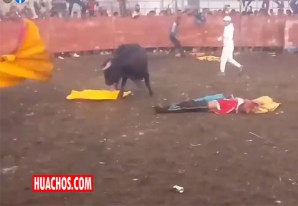 Las singulares corridas huancavelicanas con trago, banda y sangre | VIDEO Las singulares corridas huancavelicanas con trago, banda y sangre | VIDEO