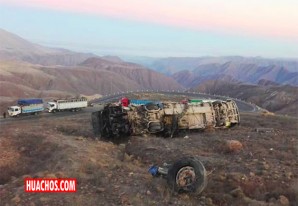 Caída de ómnibus deja al menos 27 fallecidos en la carretera Nasca - Puquio Caída de ómnibus deja al menos 27 fallecidos en la carretera Nasca - Puquio