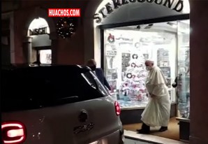 Visita inesperada en Roma: el papa Francisco entra a una tienda de música | VIDEO Visita inesperada en Roma: el papa Francisco entra a una tienda de música | VIDEO