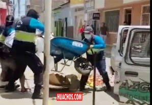 Chiclayo: Brutal intervención de Serenazgo contra ambulante de frutas | VIDEO Chiclayo: Brutal intervención de Serenazgo contra ambulante de frutas | VIDEO
