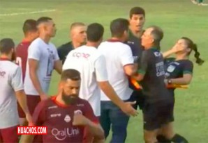 Un iracundo DT le reclama a la arbitro y de paso le da un cabezazo | VIDEO Un iracundo DT le reclama a la arbitro y de paso le da un cabezazo | VIDEO