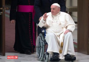 Papa Francisco se presenta en silla de ruedas por primera vez debido a dolor de rodilla Papa Francisco se presenta en silla de ruedas por primera vez debido a dolor de rodilla