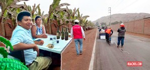 Don Fidencio pasa su tiempo haciendo relaciones sociales en las cantinas del pueblo Don Fidencio pasa su tiempo haciendo relaciones sociales en las cantinas del pueblo