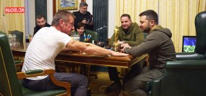 Sean Penn le presta a Zelenski su Oscar, que dejará en Kiev hasta la victoria | VIDEO Sean Penn le presta a Zelenski su Oscar, que dejará en Kiev hasta la victoria | VIDEO