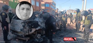 Turba en Juliaca ataca e incendia patrullero esta madrugada, matando un efectivo Turba en Juliaca ataca e incendia patrullero esta madrugada, matando un efectivo