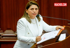 La mujer de decenas de títulos y diplomas académicos renuncia al cargo de ministra del Minsa La mujer de decenas de títulos y diplomas académicos renuncia al cargo de ministra del Minsa