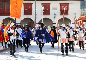 Grupo de actores y actrices teatralizan la fundación española de la ciudad de Huancavelica Grupo de actores y actrices teatralizan la fundación española de la ciudad de Huancavelica