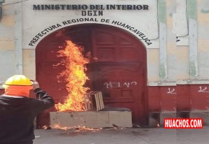 Huancavelica: manifestantes fueron dispersados con bombas lacrimógenas | VIDEO Huancavelica: manifestantes fueron dispersados con bombas lacrimógenas | VIDEO