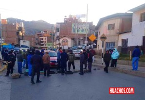 Huancavelica: Piquetes de protestantes cierran vías quemando llantas y se alistan para marcha Huancavelica: Piquetes de protestantes cierran vías quemando llantas y se alistan para marcha