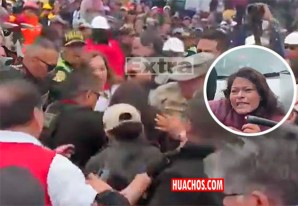 Dina Boluarte fue "zamaqueada" previa jalada de pelo cuando tiraba caramelos a la muchedumbre | VIDEO Dina Boluarte fue "zamaqueada" previa jalada de pelo cuando tiraba caramelos a la muchedumbre | VIDEO