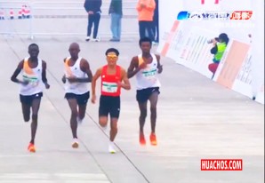 Maratonistas africanos coimeros, se dejaron ganar por el chino | VIDEO Maratonistas africanos coimeros, se dejaron ganar por el chino | VIDEO