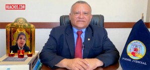 Juez Supremo J. C. Checkley en su oficina con su retrato fetiche que le da más poder Juez Supremo J. C. Checkley en su oficina con su retrato fetiche que le da más poder