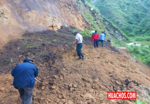 La fuerzas del orden, pobladores y transportistas limpiaron un derrumbe en la carretera La fuerzas del orden, pobladores y transportistas limpiaron un derrumbe en la carretera