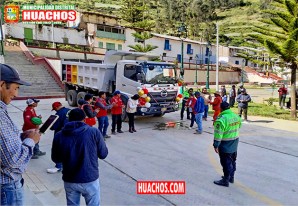 Pronabi regala a la municipalidad distrital de Huachos un flamante volquete Pronabi regala a la municipalidad distrital de Huachos un flamante volquete
