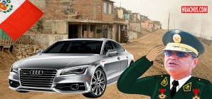 El general PNP saluda a la bandera en homenaje a su nueva flotilla de autos de lujo El general PNP saluda a la bandera en homenaje a su nueva flotilla de autos de lujo