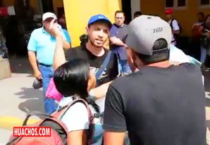 Un grupo de venezolanos se agarraron a "coñazos" en la Plaza de Armas de Ica | VIDEO Un grupo de venezolanos se agarraron a "coñazos" en la Plaza de Armas de Ica | VIDEO
