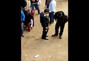 Coronel de la PNP Huancavelica trabaja 'chupando' en plena vía pública y con música de fondo Coronel de la PNP Huancavelica trabaja 'chupando' en plena vía pública y con música de fondo