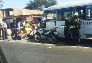 Cámaras de video registran cómo un autobús atropella a una mujer de 74 años - VIDEO Cámaras de video registran cómo un autobús atropella a una mujer de 74 años - VIDEO