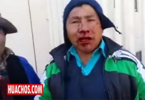 Por un asunto de pensiones, zanjan sus diferencias a punta de huaracazos, puñetazos y pedradas Por un asunto de pensiones, zanjan sus diferencias a punta de huaracazos, puñetazos y pedradas