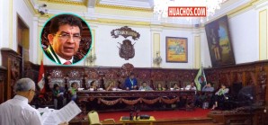 Se salvó por un pelo, si seguía sentado bajo el macizo escudo de huarango al caer lo desnucaba Se salvó por un pelo, si seguía sentado bajo el macizo escudo de huarango al caer lo desnucaba