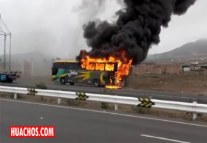 Pavoroso incendio de un bus de transporte público Chincha-Lima - VIDEO Pavoroso incendio de un bus de transporte público Chincha-Lima - VIDEO