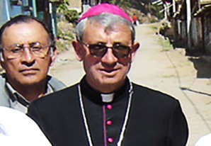 Monseñor Isidro Barrio Barrio, Obispo de Huancavelica, se dirige a la población huachina Monseñor Isidro Barrio Barrio, Obispo de Huancavelica, se dirige a la población huachina