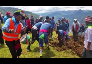 Concurso de «Champa Ticray» o Chacmeo en las alturas de Acobamba (Huancavelica) - VIDEO Concurso de «Champa Ticray» o Chacmeo en las alturas de Acobamba (Huancavelica) - VIDEO