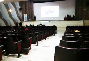 El alcalde de Huancavelica 'predica' en un auditorio prácticamente vacío El alcalde de Huancavelica 'predica' en un auditorio prácticamente vacío