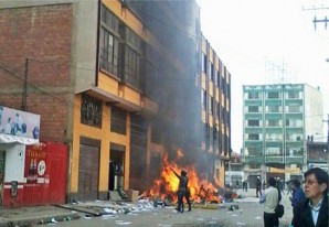 Una turba quema la alcaldía de El Alto (Bolivia) y deja seis muertos Una turba quema la alcaldía de El Alto (Bolivia) y deja seis muertos