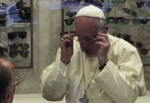 Vieron a Francisco en una óptica romana comprándose lentes y se armó un quilombo Vieron a Francisco en una óptica romana comprándose lentes y se armó un quilombo