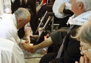 El Papa Francisco lava los pies a doce presos en la misa del Jueves Santo El Papa Francisco lava los pies a doce presos en la misa del Jueves Santo