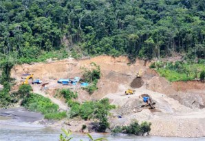 En el DESMADRE DE DIOS, la nueva fiebre del oro arrasa 1.300 km2 de selva En el DESMADRE DE DIOS, la nueva fiebre del oro arrasa 1.300 km2 de selva